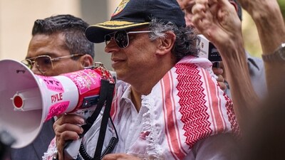 Colombian President Gustavo Petro addresses pro-Palestinian demonstrators at Dag Hammarskjold Plaza outside U.N. headquarters during the 80th United Nations General Assembly in New York City, U.S., September 26, 2025. REUTERS/Bing Guan (REUTERS)