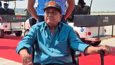 Group Captain Suresh Ratnaparkhi struggled to hold back tears as he sat in his wheelchair (Rahul Singh/HT) Group Captain Suresh Ratnaparkhi struggled to hold back tears as he sat in his wheelchair (Rahul Singh/HT)