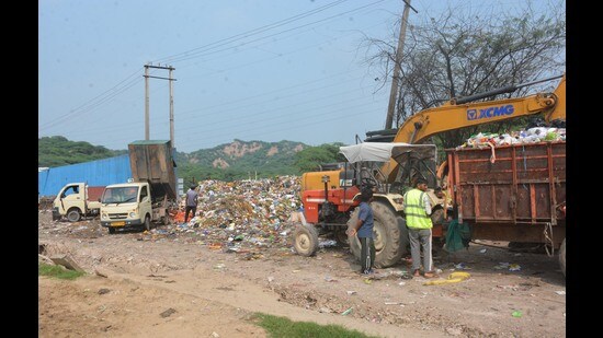 The Jhuriwala dumping site has raised the hackles of the National Highways Authority of India (NHAI) which blamed it for the traffic chaos on the Panchkula-Yamunanagar highway. (Sant Arora/HT)