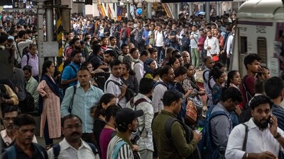 Commuters crowd Dadar station during peak hour (File Photo/HT Photo)
