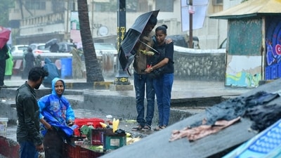 Mumbai, India – 28, Sept 2025: People walk through the Rain at Bandra Bandstand, in Mumbai, India, on Sunday, Sept 28, 2025. (HT Photo/Bhushan Koyande)