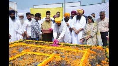 Chief minister Bhagwant Mann paying tributes to Shaheed Bhagat Singh on his birth anniversary at his ancestral village Khatkar Kalan on Sunday. (HT) Chief minister Bhagwant Mann paying tributes to Shaheed Bhagat Singh on his birth anniversary at his ancestral village Khatkar Kalan on Sunday. (HT)