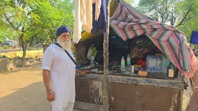 Flood victim Satnam Singh of Ghaniye ke Bet village, Gurdaspur, has made tractor-trolley as his temporary residence. (HT Photo) Flood victim Satnam Singh of Ghaniye ke Bet village, Gurdaspur, has made tractor-trolley as his temporary residence. (HT Photo)