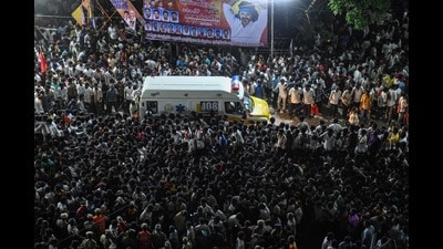 Mega rallies should be allowed only in large open spaces, with clear entry and exit routes, crowd control personnel, and medical emergency facilities (AFP) Mega rallies should be allowed only in large open spaces, with clear entry and exit routes, crowd control personnel, and medical emergency facilities (AFP)