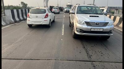 The gaps between expansion joint on southern bypass in Ludhiana. (Manish/HT) The gaps between expansion joint on southern bypass in Ludhiana. (Manish/HT)