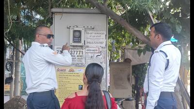 Traffic cop informs girl about emergency call box at IGP crossing, Vibhutikhand, Gomti Nagar, Lucknow. (Deepak Gupta/HT Photo)