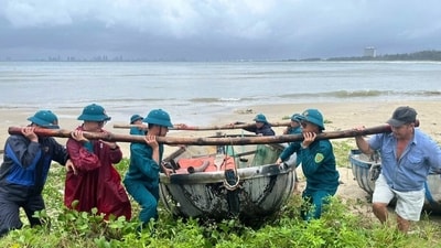 People move a fishing boat from the beach ahead of Typhoon Bualoi in Danang, Vietnam Sunday, Sept. 28, 2025. (AP) People move a fishing boat from the beach ahead of Typhoon Bualoi in Danang, Vietnam Sunday, Sept. 28, 2025. (AP)