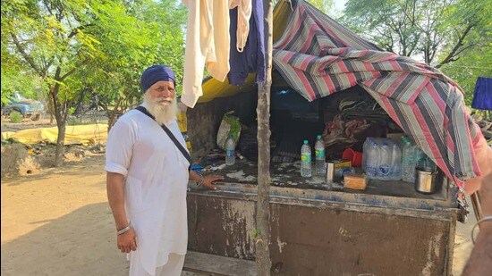 Flood victim Satnam Singh of Ghaniye ke Bet village, Gurdaspur, has made tractor-trolley as his temporary residence. (HT Photo)