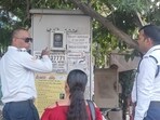 Traffic cop informs girl about emergency call box at IGP crossing, Vibhutikhand, Gomti Nagar, Lucknow. (Deepak Gupta/HT Photo) Traffic cop informs girl about emergency call box at IGP crossing, Vibhutikhand, Gomti Nagar, Lucknow. (Deepak Gupta/HT Photo)