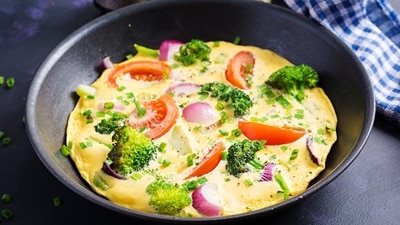 Incorporate anti-inflammatory ingredients into eggs to make them healthier. Here's what Dr Saurabh Sethi suggested. (Freepik) Incorporate anti-inflammatory ingredients into eggs to make them healthier. Here's what Dr Saurabh Sethi suggested. (Freepik)