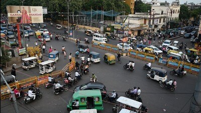 Traffic diversions at Burlington Crossing in Lucknow on Monday. (Mushtaq Ali/HT)