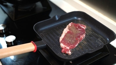 Chicago butcher Rob Levitt suggested that using 3-3-2-2 method helps people get the perfect restaurant-style steak (Representative Image/Pixabay) Chicago butcher Rob Levitt suggested that using 3-3-2-2 method helps people get the perfect restaurant-style steak (Representative Image/Pixabay)