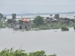 There is a very fine line to differentiate between the borders of Delhi and Ghaziabad in the river floodplain, and all 55 households affected due to flooding, will be relocated under the Ghaziabad district jurisdiction. (HT Archives)