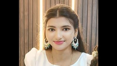 A day after a 4-year-old girl from Dombivli died due to snake bite on Monday, her 24-year-old aunt also succumbed to the venom bite. Both the victims were rushed to a civic hospital in Dombivli on Monday after they were bitten by a snake. While the child died within hours, her 24-year-old aunt had slipped into a coma and breathed her last on Tuesday. The family of the victims have alleged that they lost their lives as the civic hospital in Dombivli did not have anti-venom injections, but wasted considerable time and asked the family members to shift them to Kalwa Hospital only after their condition deteriorated.September 30.Pic on Tuesday in India on 30 2025 - ( Photo By Pramod Tambe). A day after a 4-year-old girl from Dombivli died due to snake bite on Monday, her 24-year-old aunt also succumbed to the venom bite. Both the victims were rushed to a civic hospital in Dombivli on Monday after they were bitten by a snake. While the child died within hours, her 24-year-old aunt had slipped into a coma and breathed her last on Tuesday. The family of the victims have alleged that they lost their lives as the civic hospital in Dombivli did not have anti-venom injections, but wasted considerable time and asked the family members to shift them to Kalwa Hospital only after their condition deteriorated.September 30.Pic on Tuesday in India on 30 2025 - ( Photo By Pramod Tambe).