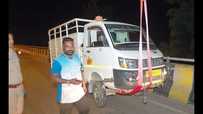 A pilgrim was killed and 30 others were injured when the Mahindra pick-up vehicle in which they were returning after paying obeisance at Mansa Devi Temple overturned at Old Panchkula light point early on Tuesday, police said. (Sant Arora /HT)