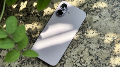 Although iOS 26 went through extensive developer and public beta testing, new bugs often surface when millions of devices start running the software. (Ayushmann Chawla)