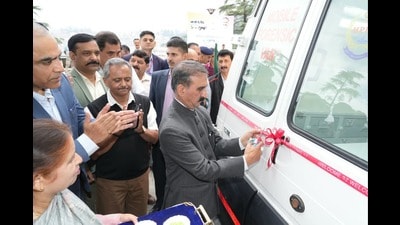 Chief minister Sukhvinder Singh Sukhu flagging off the mobile forensic van from Oak Over, Shimla, on Tuesday. (HT Photo)