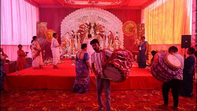 Dakhis performs during Maha Saptami Aarti in Sector 46’s Sahashrabdi Samity. (Parveen Kumar/HT) Dakhis performs during Maha Saptami Aarti in Sector 46’s Sahashrabdi Samity. (Parveen Kumar/HT)