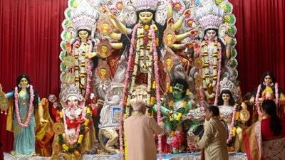 Following this, Prime Minister Modi went to the Durga Puja pandal set up at the Kali Mandir by the CR Park Durga Pooja Cooperative Society and paid obeisance to Maa Durga. He also performed 'aarti' of Maa Durga at the pandal. Following this, Prime Minister Modi went to the Durga Puja pandal set up at the Kali Mandir by the CR Park Durga Pooja Cooperative Society and paid obeisance to Maa Durga. He also performed 'aarti' of Maa Durga at the pandal. 