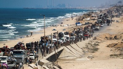 Displaced Palestinians, fleeing northern Gaza. (REUTERS)