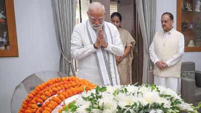 PM Modi pays tribute to VK Malhotra at his residence on Rakabganj Road on Tuesday. (HT Photo) PM Modi pays tribute to VK Malhotra at his residence on Rakabganj Road on Tuesday. (HT Photo)