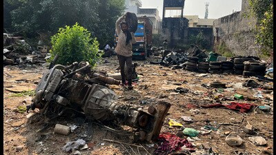 Scrap dealers taking away vehicles and their parts dumped in Police Lines on Tuesday. (Manish/HT) Scrap dealers taking away vehicles and their parts dumped in Police Lines on Tuesday. (Manish/HT)
