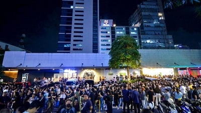 Call center employees surf mobile phones as they gather outside their office building after earthquake tremors at Cebu in central Philippines on September 30, 2025. (Photo by Alan TANGCAWAN / AFP) (AFP) Call center employees surf mobile phones as they gather outside their office building after earthquake tremors at Cebu in central Philippines on September 30, 2025. (Photo by Alan TANGCAWAN / AFP) (AFP)