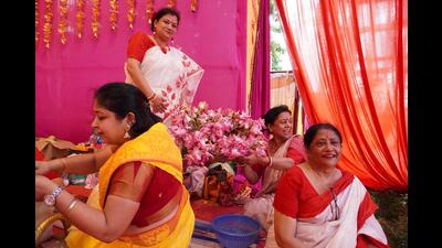 Women at Gomti Nagar Durga Puja committee (HT Photo)
