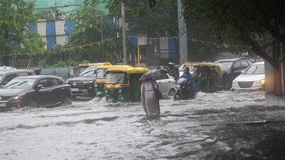 Even though rain came as a respite from hot weather, the roads of the national capital were waterlogged, causing traffic snarls. (Arvind Yadav/HT Photo) Even though rain came as a respite from hot weather, the roads of the national capital were waterlogged, causing traffic snarls. (Arvind Yadav/HT Photo)