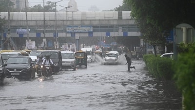 People of the national capital and the NCR braved the heavy rainfall to commute to their work and also for Durga Puja celebrations. (Arvind Yadav/HT Photo) People of the national capital and the NCR braved the heavy rainfall to commute to their work and also for Durga Puja celebrations. (Arvind Yadav/HT Photo)