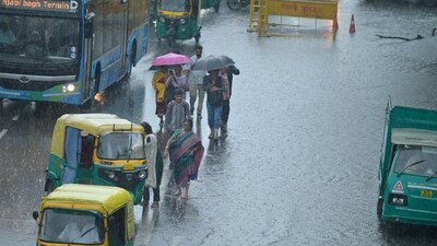The change in Delhi's weather, which has been reeling with hot and humid conditions, brought traffic in some areas to a standstill briefly, promptin airlines to issue traffic advisories for their passengers to leave a little early to catch their flights. (Raj K Raj/HT Photo) The change in Delhi's weather, which has been reeling with hot and humid conditions, brought traffic in some areas to a standstill briefly, promptin airlines to issue traffic advisories for their passengers to leave a little early to catch their flights. (Raj K Raj/HT Photo)