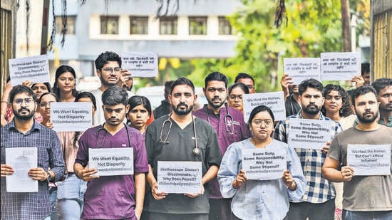 Mumbai, India - September 30, 2025: Director’s approval, the ?10,000 stipend hike for DNB residents has still not been implemented, while MD/MS residents had already received this benefit last year. This issue has remained unresolved for over a year, causing continued disparity and injustice to the DNB residents.Residents are holding silent Mtch to highlight this matter and appeal for immediate resolution in Mumbai, India, on Tuesday, September 30, 2025. (Photo by Satish Bate/ Hindustan Times) (Hindustan Times)