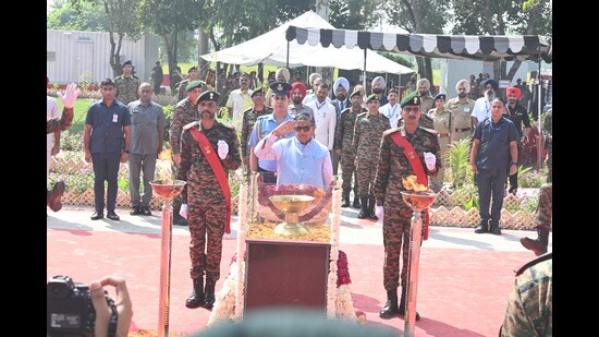 Punjab governor Gulab Chand Kataria paying tributes to the fallen soldiers at Asal Uttar village in Tarn Taran on Tuesday. (HT)