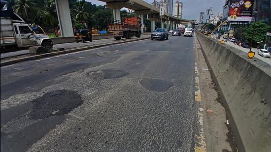 Waghbil Bridge on Ghodbunder Road, where the accident occurred. (Praful Gangurde / HT Photo)