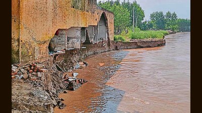 A house on the banks of Sutlej damaged due to soil erosion at Sasrali Colony in Ludhiana. (HT) A house on the banks of Sutlej damaged due to soil erosion at Sasrali Colony in Ludhiana. (HT)