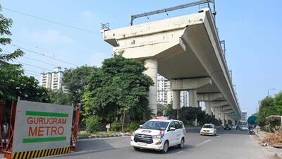 Barricading work for the Gurugram Metro project construction has started on Sector 44 road near the GMDA office. (Parveen Kumar/HT)