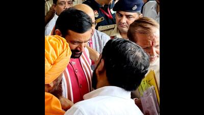 INSO national president Pradeep Deswal submitting a memorandum to Haryana CM Nayab Singh Saini demanding probe against MDU VC in corruption case. (Manoj Dhaka/HindustanTimes) INSO national president Pradeep Deswal submitting a memorandum to Haryana CM Nayab Singh Saini demanding probe against MDU VC in corruption case. (Manoj Dhaka/HindustanTimes)