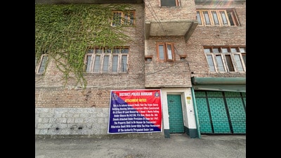 J&K Police attaches headquarters of the banned Tehreek-e-Hurriyat in Srinagar, on Wednesday. (Waseem Andrabi/HT)