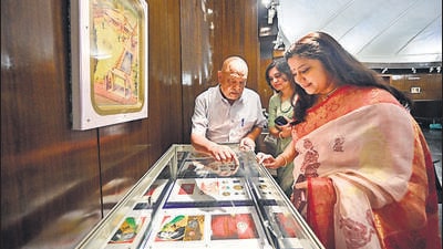 Mumbai, India - Oct. 1, 2025: Kishor Jhunjhunwalla, Renuka Shahane and Nidhi Choudhari, during exhibition ‘Me and My Gandhi Ji’ on the occasion of Gandhi Jayanti held at NGMA, in Mumbai, India, on Wednesday, October 1, 2025. (Photo by Anshuman Poyrekar/Hindustan Times) (Anshuman Poyrekar/HT Photo) Mumbai, India - Oct. 1, 2025: Kishor Jhunjhunwalla, Renuka Shahane and Nidhi Choudhari, during exhibition ‘Me and My Gandhi Ji’ on the occasion of Gandhi Jayanti held at NGMA, in Mumbai, India, on Wednesday, October 1, 2025. (Photo by Anshuman Poyrekar/Hindustan Times) (Anshuman Poyrekar/HT Photo)
