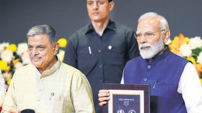 PM Narendra Modi and RSS general secretary Dattatreya Hosabale during the centenary celebrations in New Delhi. (HT Photo) PM Narendra Modi and RSS general secretary Dattatreya Hosabale during the centenary celebrations in New Delhi. (HT Photo)