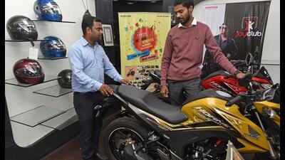Pune, India - Dec. 7, 2018: Customers checking two wheelers at a bike showroom on JM road in Pune, India, on Friday, December 7, 2018. (Photo by Pratham Gokhale/Hindustan Times) (Pratham Gokhale/HT Photo) Pune, India - Dec. 7, 2018: Customers checking two wheelers at a bike showroom on JM road in Pune, India, on Friday, December 7, 2018. (Photo by Pratham Gokhale/Hindustan Times) (Pratham Gokhale/HT Photo)
