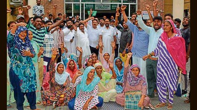 The protest organised by members of the informal garbage collection sector against the state government at MC zone D office in Ludhiana on Wednesday. (Manish/HT) The protest organised by members of the informal garbage collection sector against the state government at MC zone D office in Ludhiana on Wednesday. (Manish/HT)