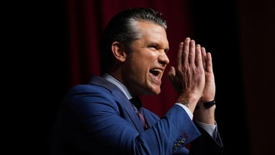 U.S. Secretary of War Pete Hegseth speaks to senior military leaders at Marine Corps Base Quantico, Virginia, U.S., September 30, 2025. (Andrew Harnik/Pool via REUTERS)