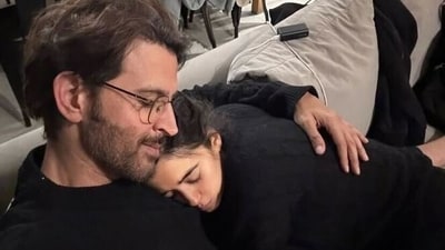 Hrithik Roshan wraps girlfriend Saba Azad in his arms in love-filled picture. Hrithik Roshan wraps girlfriend Saba Azad in his arms in love-filled picture.