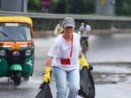 French expat Mathilde Rateria cleaning the garbage along the road. (Parveen Kumar/HT) French expat Mathilde Rateria cleaning the garbage along the road. (Parveen Kumar/HT)