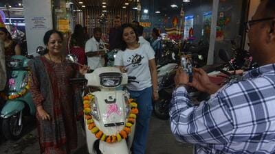 As the festival is also considered an auspicious time for purchasing new vehicles occasion of Dashera Vijaya Dashami , several showrooms in Thane witnessed crowds of citizens buying two-wheelers at panchpakhadi Thane. ( Praful Gangurde / HT Photo ) As the festival is also considered an auspicious time for purchasing new vehicles occasion of Dashera Vijaya Dashami , several showrooms in Thane witnessed crowds of citizens buying two-wheelers at panchpakhadi Thane. ( Praful Gangurde / HT Photo )