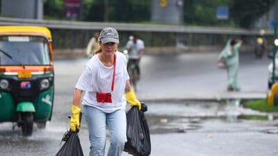 French expat Mathilde Rateria cleaning the garbage along the road. (Parveen Kumar/HT) French expat Mathilde Rateria cleaning the garbage along the road. (Parveen Kumar/HT)