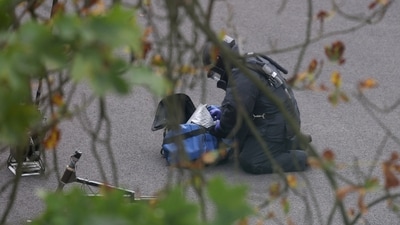 A bomb disposal technician works at the scene, after a report of an incident in which a car was driven at pedestrians and a stabbing attack outside a synagogue, in north Manchester, Britain, October 2, 2025. REUTERS/Hannah McKay (REUTERS)