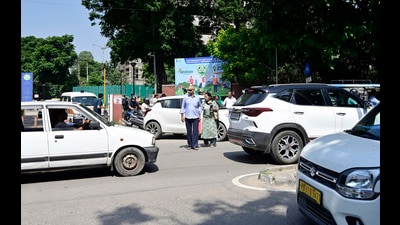 Patients try to cross the dividing road between Sector 11-12 near PGI Gate No 2 in Chandigarh. (Ravi Kumar/HT)