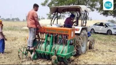 Private CRM machine owners can also register their equipment on the platform. (HT)